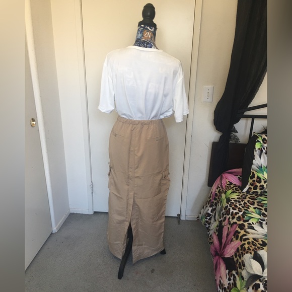 Adorable Dolls Kill Emory Park khaki colored cargo skirt w/back split - Picture 2 of 16